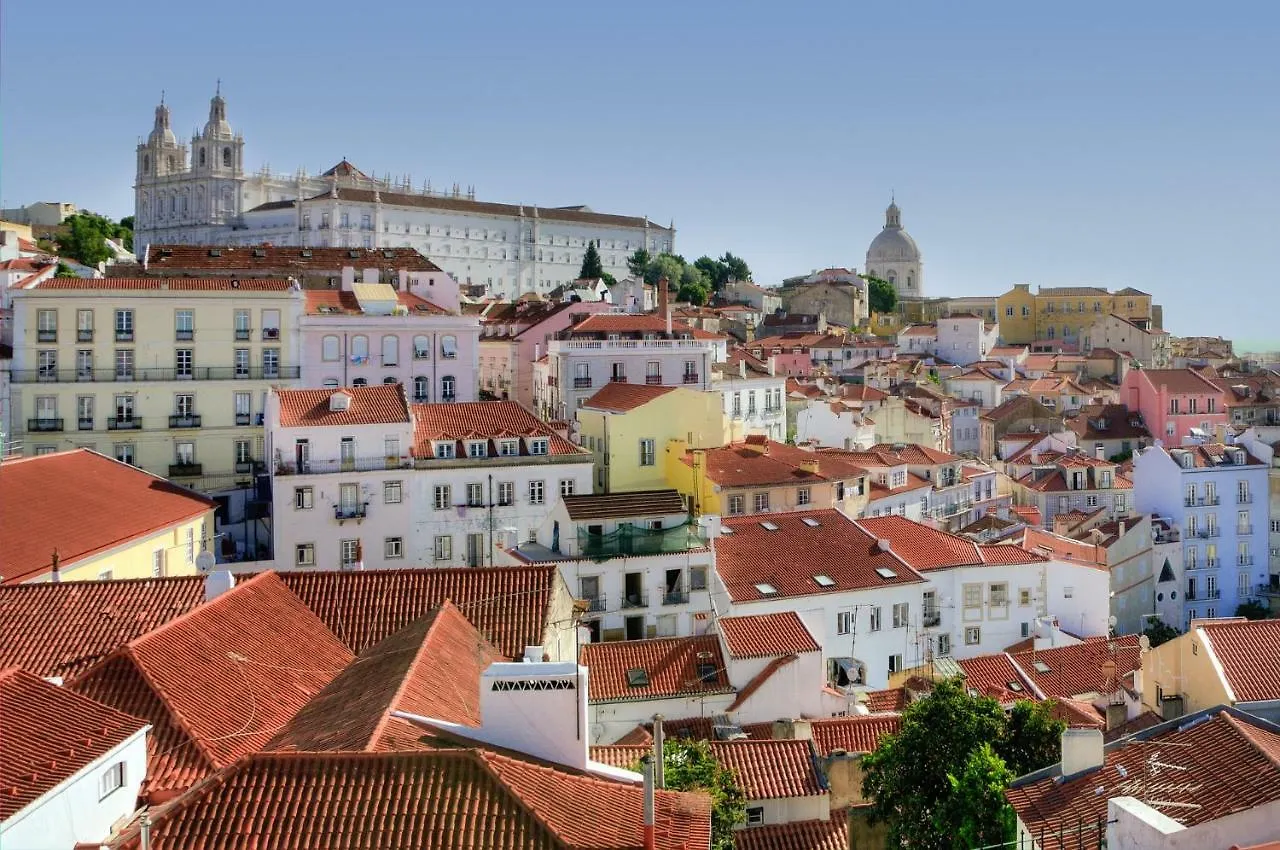 Stunning Apartment With Yard In Alfama Lizbona
